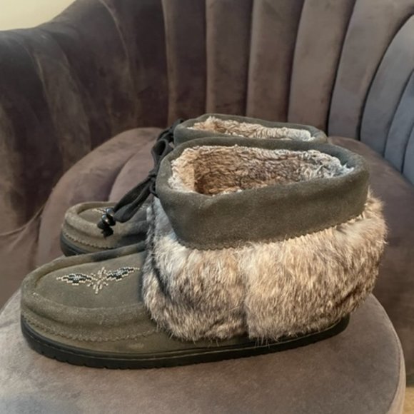 Manitobah Muklucks womens size 7 - Picture 2 of 5